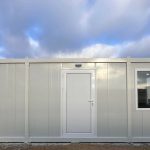 Módulo prefabricado 14 m² (6×2,4 m) con zona sanitaria – oficina aislada y dividida (paneles 50 mm)