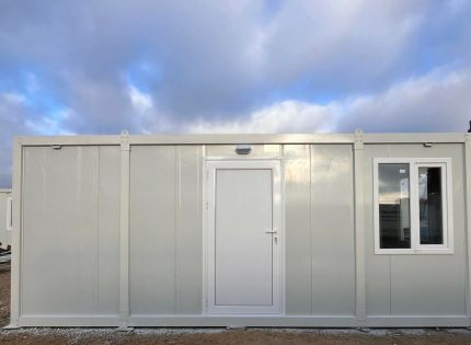 Módulo prefabricado 14 m² (6×2,4 m) con zona sanitaria – oficina aislada y dividida (paneles 50 mm)