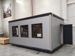 Contenedor de oficina monobloque 18 m² (6x3 m) – aislamiento térmico 100 mm (4 ventanas + calefacción)
