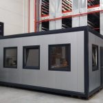 Contenedor de oficina monobloque 18 m² (6x3 m) – aislamiento térmico 100 mm (4 ventanas + calefacción)