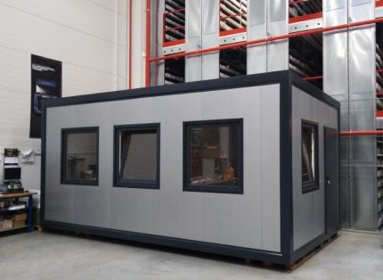 Contenedor de oficina monobloque 18 m² (6x3 m) – aislamiento térmico 100 mm (4 ventanas + calefacción)