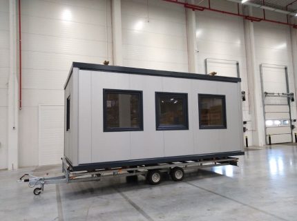 Contenedor de oficina monobloque 18 m² (6x3 m) – aislamiento térmico 100 mm (4 ventanas + calefacción)