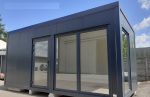 Módulo comercial acristalado 18 m² (6x3 m) con baño – aislamiento premium 100 mm (showroom / oficina)