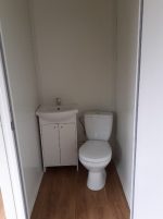 Módulo comercial acristalado 18 m² (6x3 m) con baño – aislamiento premium 100 mm (showroom / oficina)