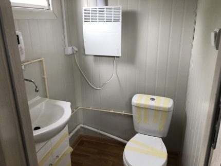 Contenedor oficina y vivienda 4×2,2 m con baño y ducha – aislamiento 7,5 cm (puerta Hörmann)