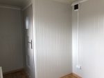 Contenedor oficina y vivienda 4×2,2 m con baño y ducha – aislamiento 7,5 cm (puerta Hörmann)