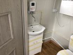 Contenedor oficina y vivienda 4×2,2 m con baño y ducha – aislamiento 7,5 cm (puerta Hörmann)