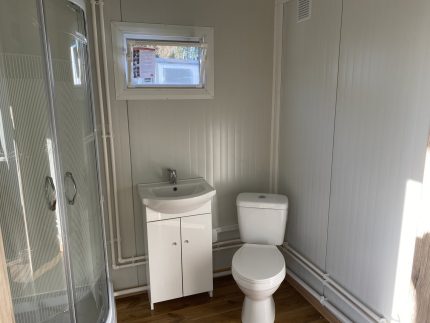 Contenedor oficina y vivienda 5×2,4 m con baño completo y ducha (aislamiento 7,5 cm)