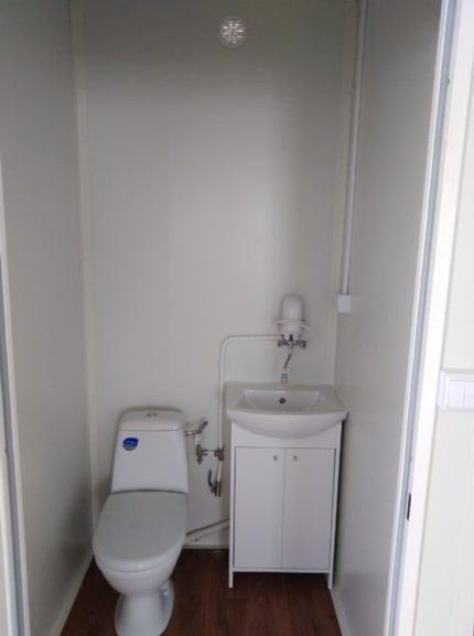 Contenedor oficina monobloque 18 m² (6x3 m) con baño – aislamiento premium 100 mm (uso 4 estaciones)