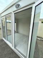 Módulo prefabricado 7 m² (3×2,4 m) – oficina acristalada aislada (paneles sándwich 40 mm)