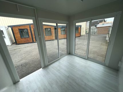 Módulo prefabricado 7 m² (3×2,4 m) – oficina acristalada aislada (paneles sándwich 40 mm)
