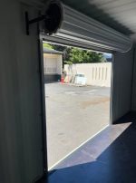 Contenedor marítimo 20 pies nuevo con puerta enrollable lateral – beige (un solo viaje)