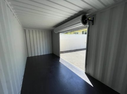 Contenedor marítimo 20 pies nuevo con puerta enrollable lateral – beige (un solo viaje)
