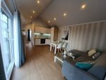 Casa móvil «Reale III» 12x4 m – fachada de madera y 3 dormitorios (totalmente equipada con electrodomésticos)
