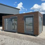 Módulo habitable prefabricado 21 m² (7x3 m) – acabado madera de nogal y baño con bañera