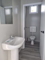 Monobloque de servicios «Urban Prestige» 10x3 m – acabado HPL y tejado doble (baños múltiples + accesible)