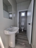 Monobloque de servicios «Urban Prestige» 10x3 m – acabado HPL y tejado doble (baños múltiples + accesible)