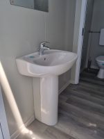 Monobloque de servicios «Urban Prestige» 10x3 m – acabado HPL y tejado doble (baños múltiples + accesible)