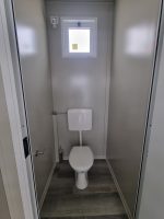 Monobloque de servicios «Urban Prestige» 10x3 m – acabado HPL y tejado doble (baños múltiples + accesible)
