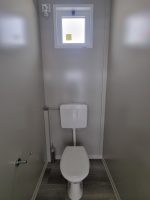 Monobloque de servicios «Urban Prestige» 10x3 m – acabado HPL y tejado doble (baños múltiples + accesible)