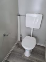 Monobloque de servicios «Urban Prestige» 10x3 m – acabado HPL y tejado doble (baños múltiples + accesible)