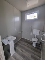Monobloque de servicios «Urban Prestige» 10x3 m – acabado HPL y tejado doble (baños múltiples + accesible)