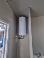 Monobloque de servicios «Urban Prestige» 10x3 m – acabado HPL y tejado doble (baños múltiples + accesible)