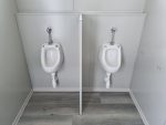 Monobloque de servicios «Urban Prestige» 10x3 m – acabado HPL y tejado doble (baños múltiples + accesible)