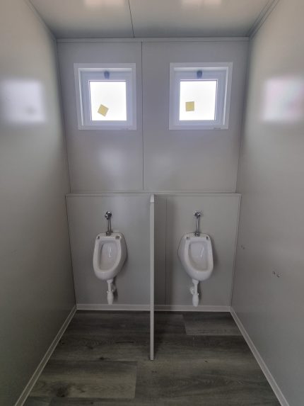 Monobloque de servicios «Urban Prestige» 10x3 m – acabado HPL y tejado doble (baños múltiples + accesible)