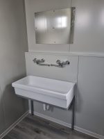Monobloque de servicios «Urban Prestige» 10x3 m – acabado HPL y tejado doble (baños múltiples + accesible)