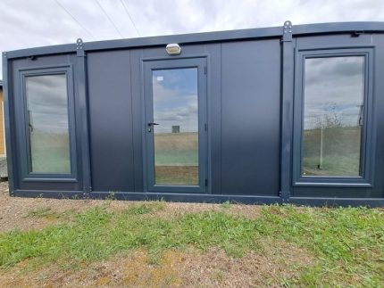 Módulo prefabricado 15 m² «Design» (6×2,5 m) – oficina acristalada antracita (aislada)