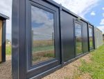 Módulo prefabricado 15 m² «Design» (6×2,5 m) – oficina acristalada antracita (aislada)