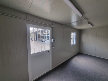 Monobloque de oficina 6×2,5 m (15 m²) – con aire acondicionado Hisense y rejas de seguridad