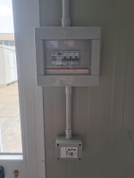 Monobloque de oficina 6×2,5 m (15 m²) – con aire acondicionado Hisense y rejas de seguridad