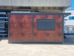 Garita prefabricada «Architectural» (6×3,5 m) – acabado Corten, baño para personas con movilidad reducida e informe energético