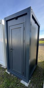 Módulo sanitario individual 120×120 cm – WC y lavabo (gris antracita aislado)