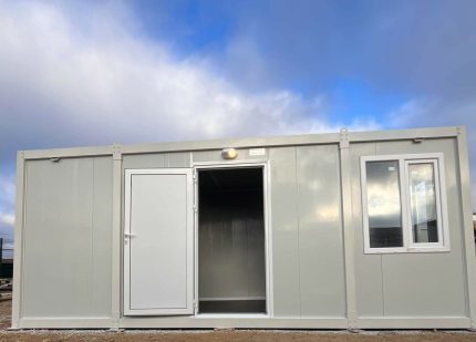 Módulo prefabricado 14 m² (6×2,4 m) con zona sanitaria – oficina aislada y dividida (paneles 50 mm)