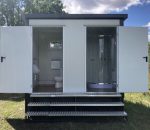 Contenedor sanitario 3x2 m con depósito de aguas residuales – doble entrada (WC + ducha) – aislamiento 80 mm
