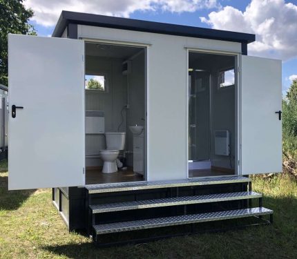 Contenedor sanitario 3x2 m con depósito de aguas residuales – doble entrada (WC + ducha) – aislamiento 80 mm