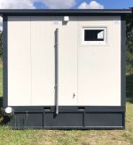 Contenedor sanitario 3x2 m con depósito de aguas residuales – doble entrada (WC + ducha) – aislamiento 80 mm
