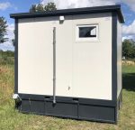 Contenedor sanitario 3x2 m con depósito de aguas residuales – doble entrada (WC + ducha) – aislamiento 80 mm