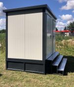Contenedor sanitario 3x2 m con depósito de aguas residuales – doble entrada (WC + ducha) – aislamiento 80 mm