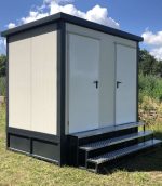 Contenedor sanitario 3x2 m con depósito de aguas residuales – doble entrada (WC + ducha) – aislamiento 80 mm