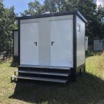 Contenedor sanitario 3x2 m con depósito de aguas residuales – doble entrada (WC + ducha) – aislamiento 80 mm