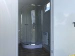Contenedor sanitario 3x2 m con depósito de aguas residuales – doble entrada (WC + ducha) – aislamiento 80 mm