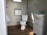Contenedor sanitario 3x2 m con depósito de aguas residuales – doble entrada (WC + ducha) – aislamiento 80 mm