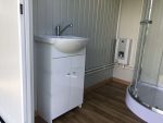 Contenedor sanitario 3x2 m con depósito de aguas residuales – doble entrada (WC + ducha) – aislamiento 80 mm