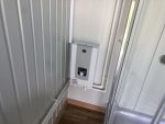 Contenedor sanitario 3x2 m con depósito de aguas residuales – doble entrada (WC + ducha) – aislamiento 80 mm