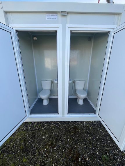 Módulo sanitario prefabricado doble (2 baños independientes) – WC hombres/mujeres aislado