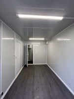 Módulo prefabricado 14 m² (6×2,4 m) con zona sanitaria – oficina aislada y dividida (paneles 50 mm)